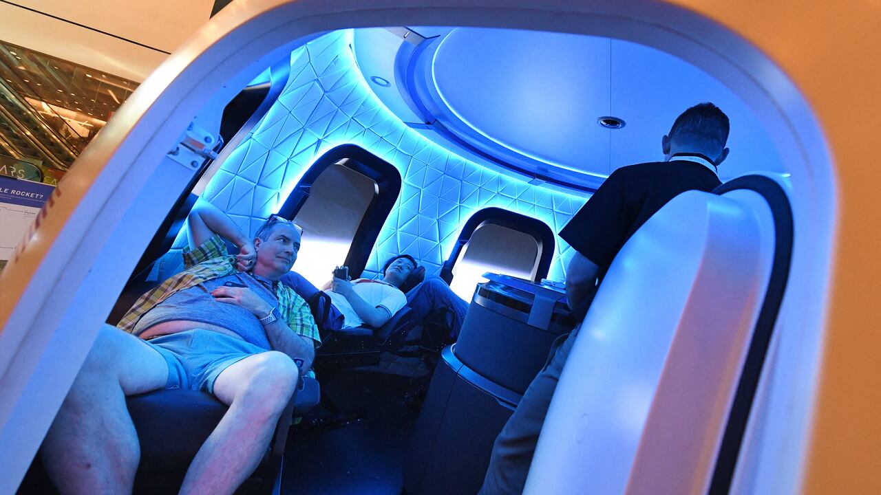 Esta será la primera vez en que la compañía de Jeff Bezos envíe humanos al espacio durante algunos minutos. (Photo by Mark RALSTON / AFP)