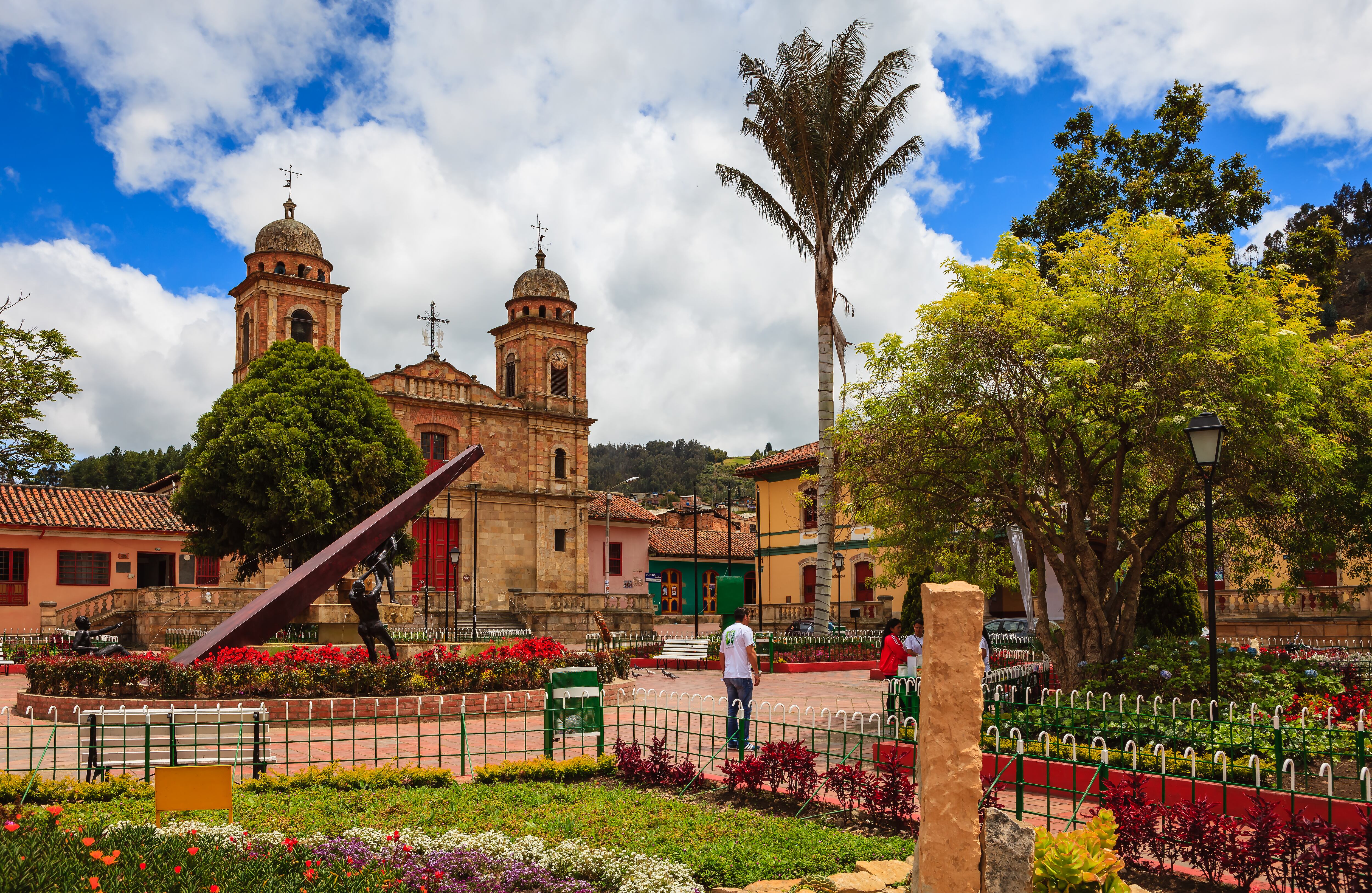 Decorada al fondo por la cordillera de los Andes, la plaza central de Nemocón está rodeada de pequeños jardines adornados con flores. En el centro se encuentra el Monumento a los Héroes Caídos y a un costado el templo en honor a San Francisco de Asís. A tan solo cinco minutos, por un camino de piedra, se llega a la mina de sal de Nemocón. Foto: Getty Images