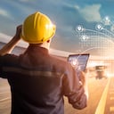 Concepto de transporte y logística, Gerente e ingeniero que verifica y controla la distribución de la red logística y los datos en la tableta para la exportación de importación logística en el fondo de la autopista