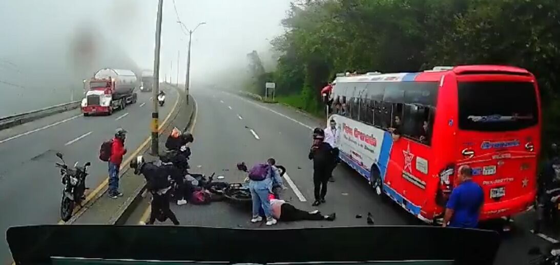 La caída de la motocicleta tras la colisión inicial fue un factor crucial, ya que, al mismo tiempo, dos motocicletas más se aproximaban a gran velocidad por la misma vía.