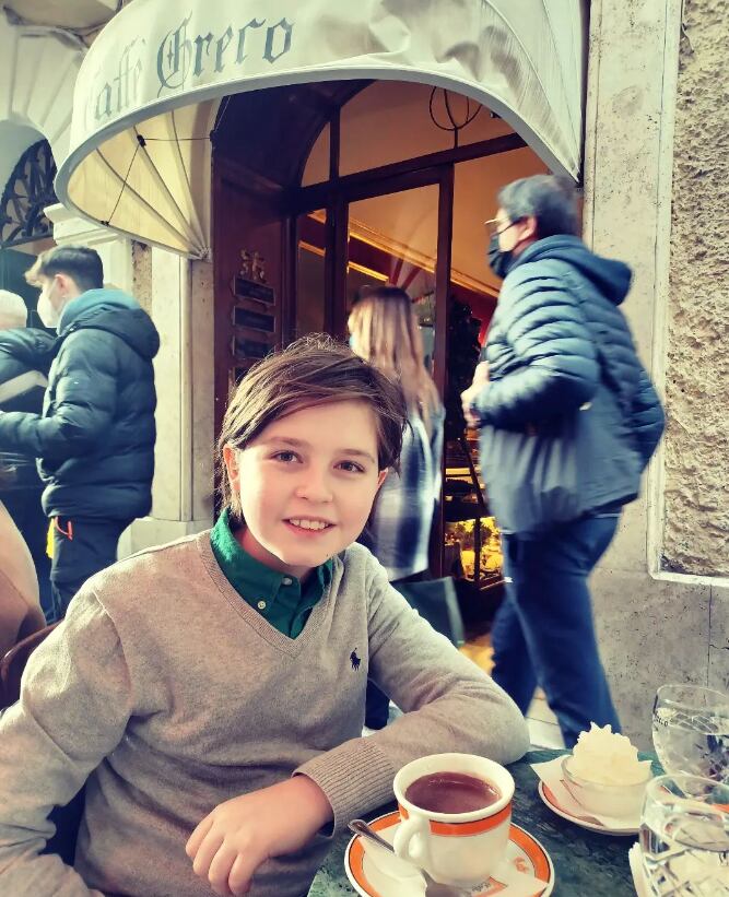 El joven comenzó la primaria a sus cuatro años de edad.