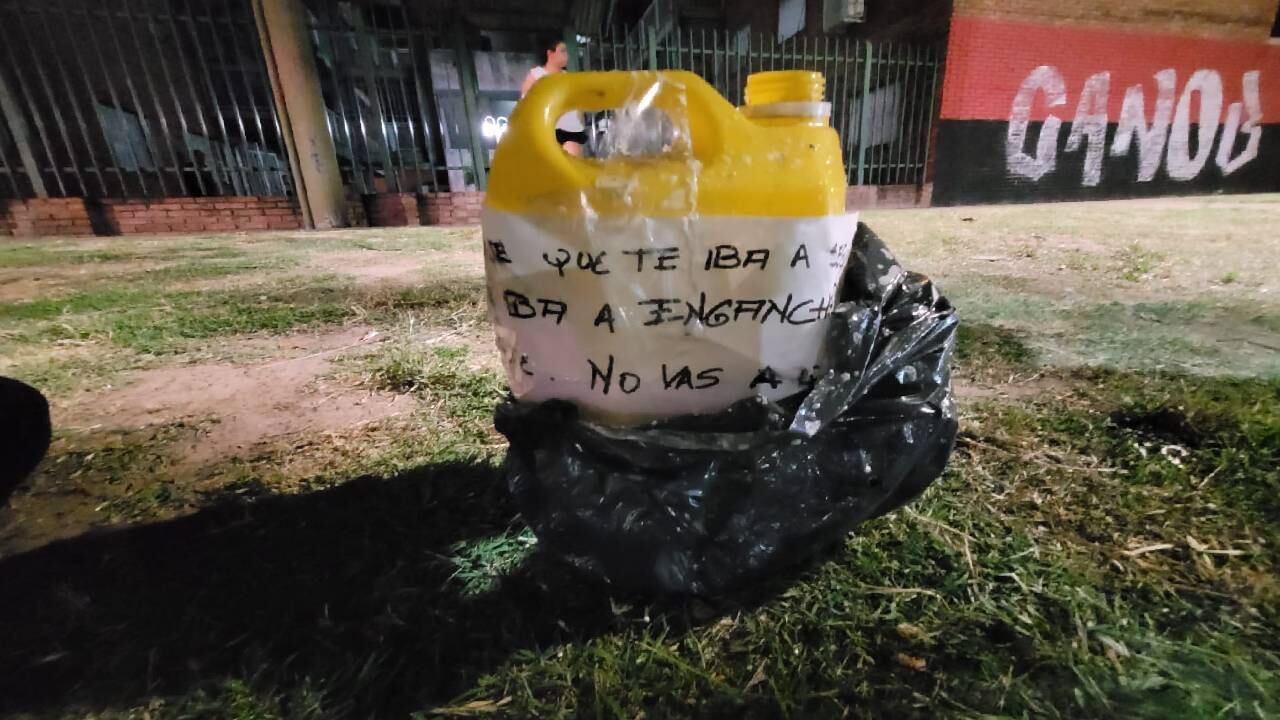La mujer le dejó a su pareja un mensaje, en el recipiente donde tenía el combustible para incendiar el carro. Foto Twitter@hernanfunes.