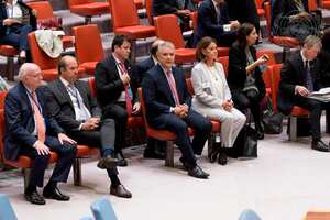 En esta foto proporcionada por las Naciones Unidas, el presidente de Colombia, Iván Duque Márquez, cuarto desde la izquierda, llega para hablar en el Consejo de Seguridad de la ONU, el martes 12 de abril de 2022. (Manuel Elias/UN Photo via AP)