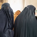 En 2022 el gobierno decretó que las mujeres en Afganistán debían cubrir todo su cuerpo y su rostro. Foto: AFP.