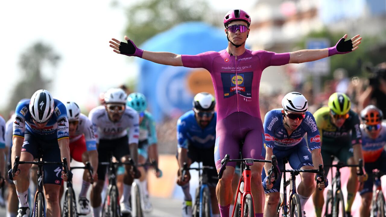 Fernando Gaviria y Juan Sebastián Molano, atrás de Jonathan Milan en la etapa 11 del Giro de Italia