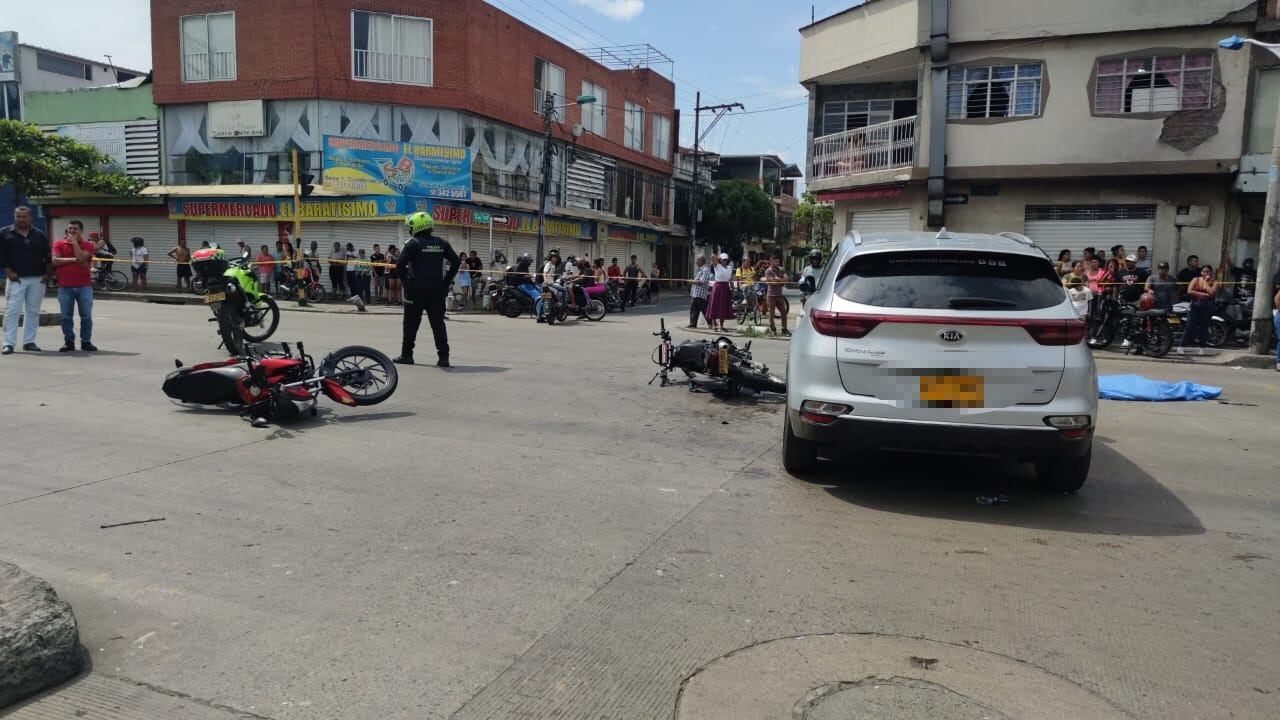 Los dos motociclistas que chocaron con la camioneta fallecieron poco después.