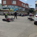 Los dos motociclistas que chocaron con la camioneta fallecieron poco después.