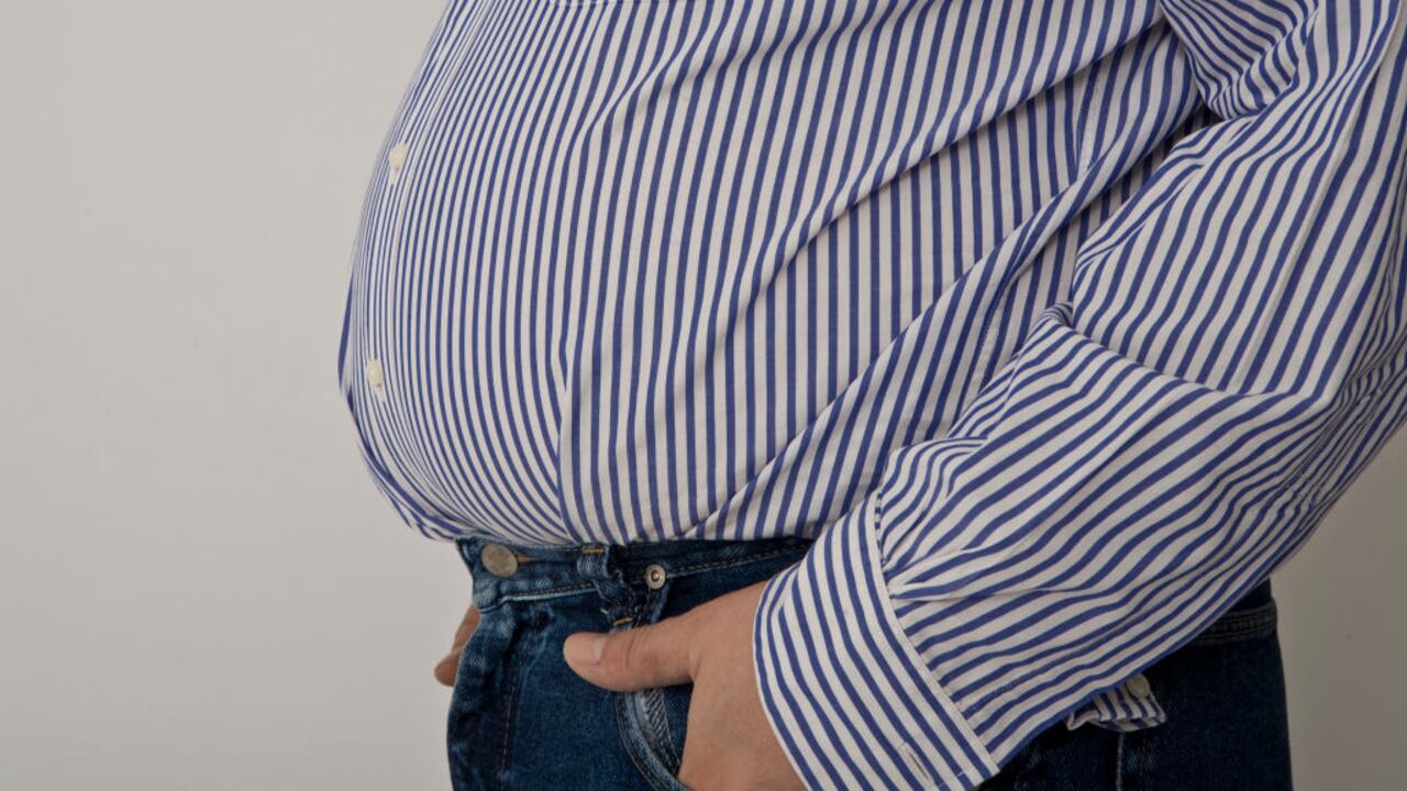 Hombre con el estómago gordo (Foto de: Universal Archive/Universal Images Group vía Getty Images)