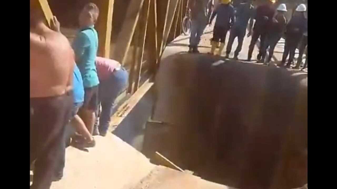 El vehículo y el conductor cayeron al río Güejar, quedando este último gravemente herido.Foto: @NoticiadelMeta