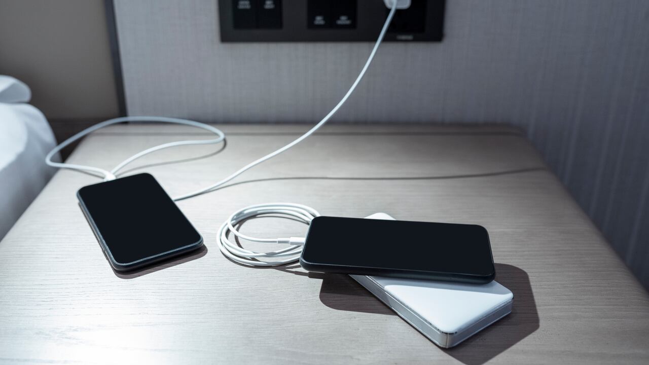 Cargar el teléfono mientras se duerme forma parte de los hábitos más observados en los hogares.