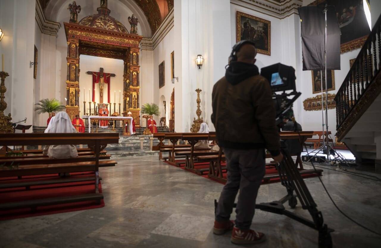 Una imagen inédita de las semanas santas en Colombia, la del año 2020 está marcada por la pandemia del coronavirus y la cuarentena para prevenir los contagios. La catedral se vio despoblada de feligreses. 
