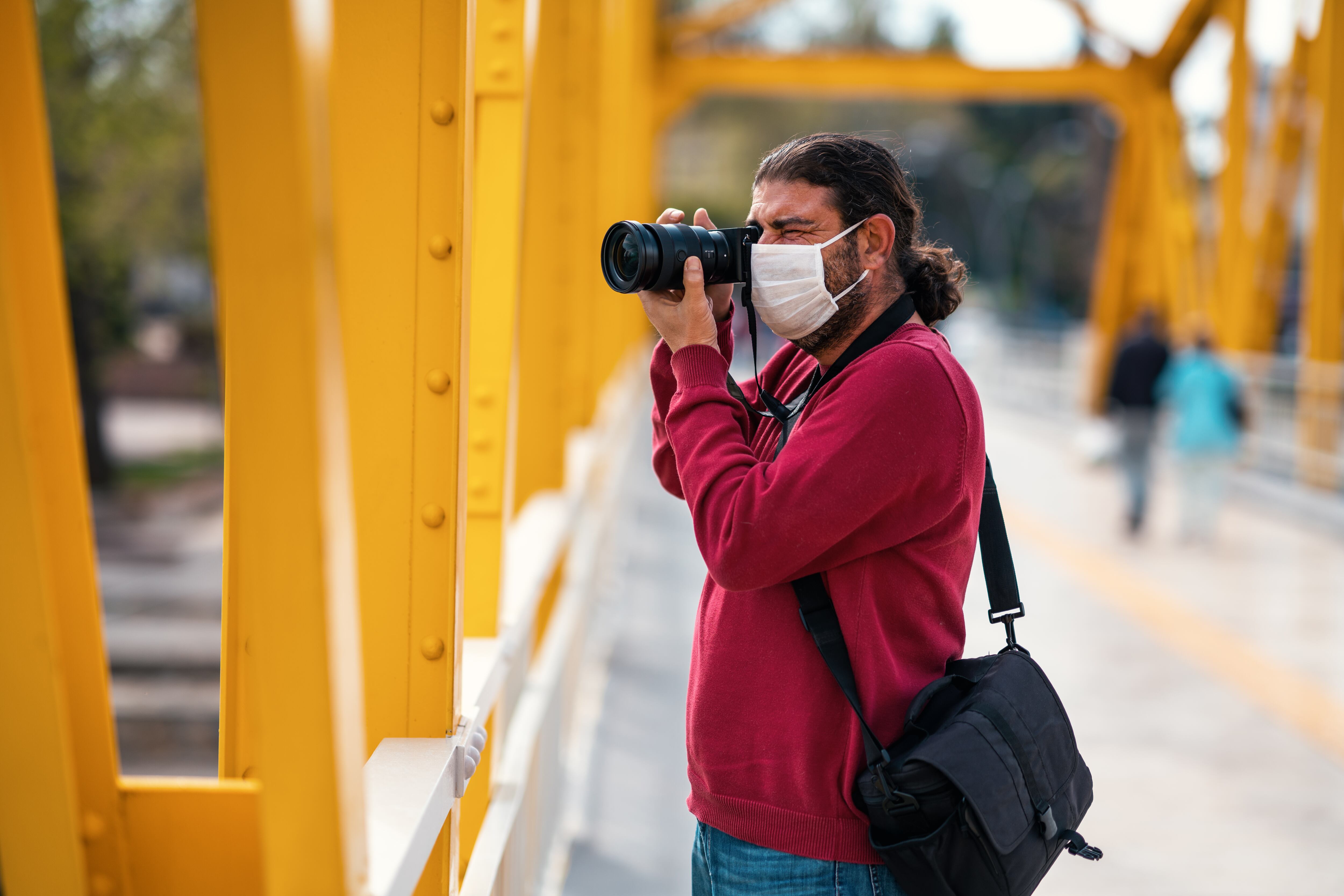 Un periodista fotógrafo dispara a personas imprudentes en una calle concurrida con una máscara en un período de cuarentena debido al peligro mundial de una pandemia