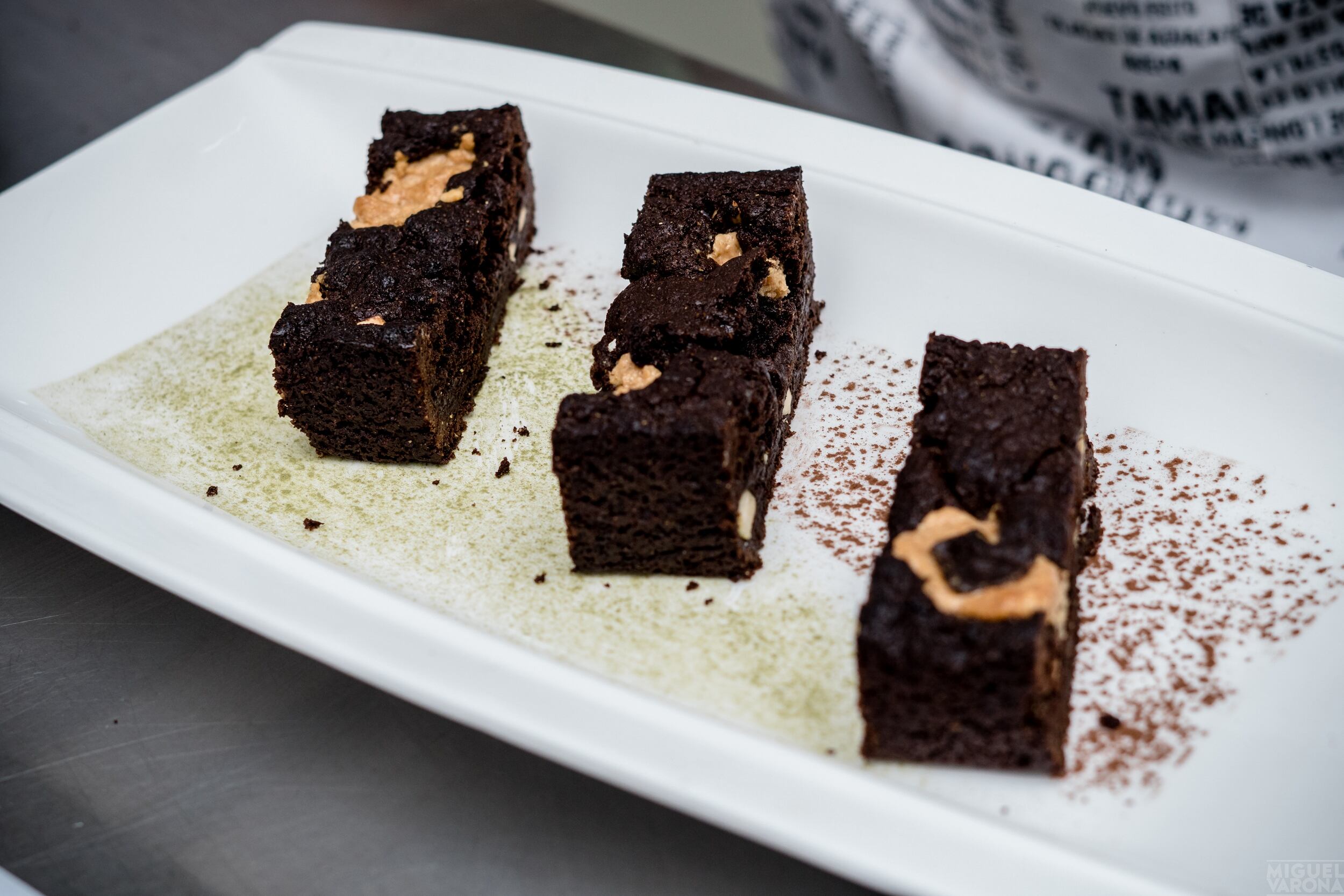 Carolina Jaramillo, chef y docente de la escuela Mariano Moreno, aceptó la invitación para participar del Reto Coca, y preparó unos brownies con harina de coca.