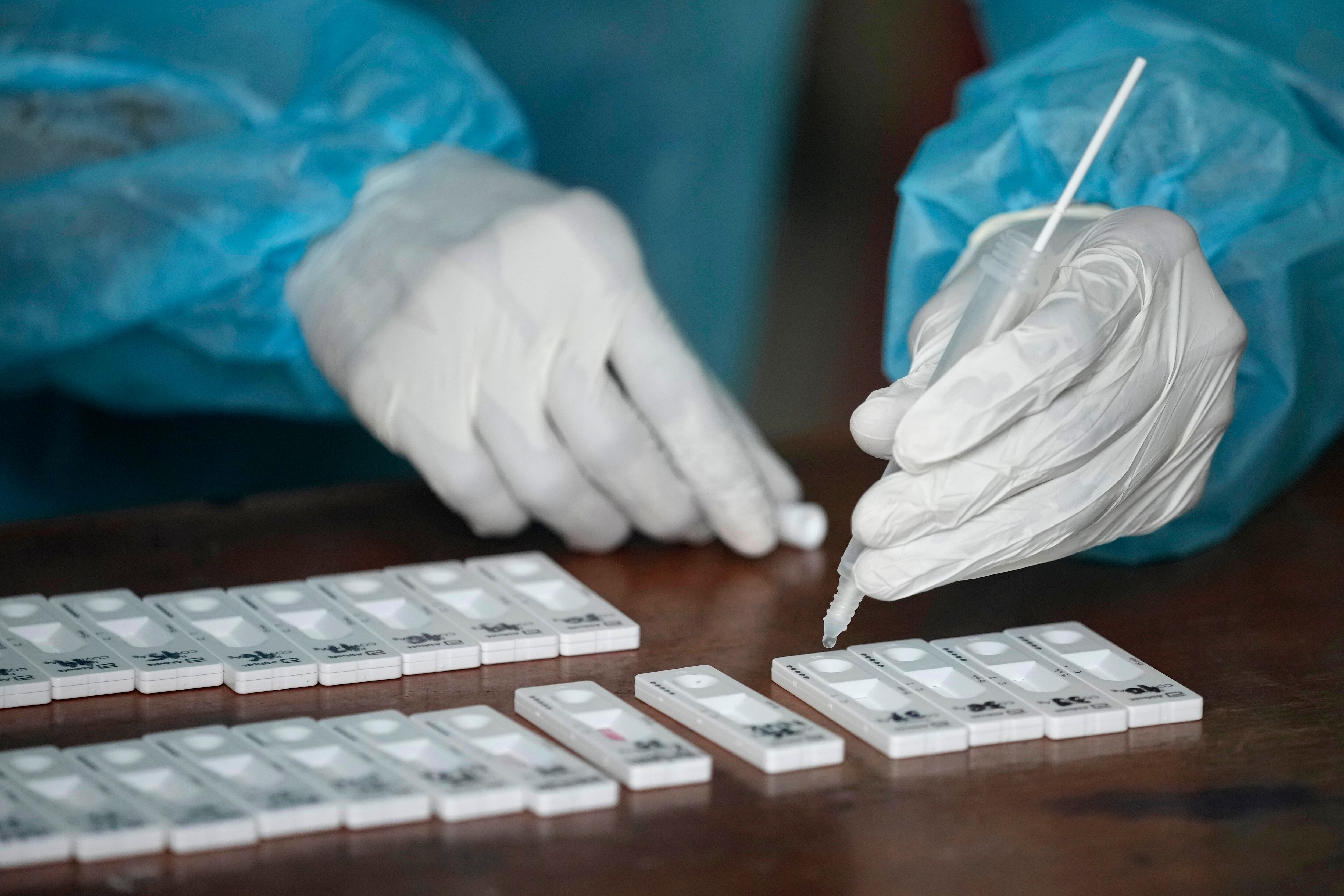En el Reino Unido estudiantes fingen tener covid con un jugo para no ir al colegio