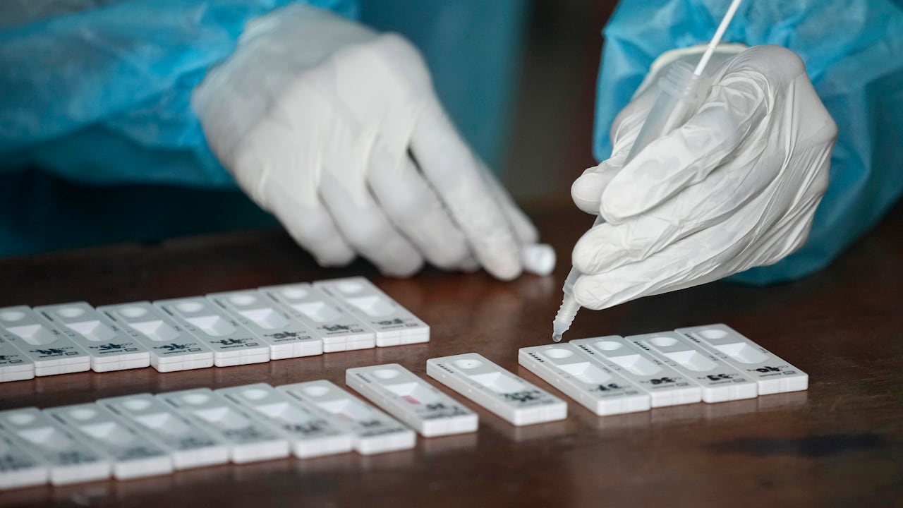 En el Reino Unido estudiantes fingen tener covid con un jugo para no ir al colegio