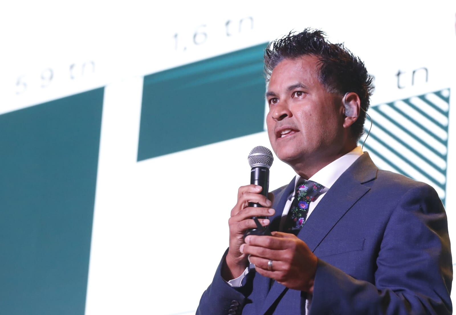 Ian de Cruz, director de Alianzas, innovación e Inversión del World
Resources Institute, explica las bases para que economías emergentes como la colombiana obtengan inversión y potencie a las pequeñas y medianas empresas.