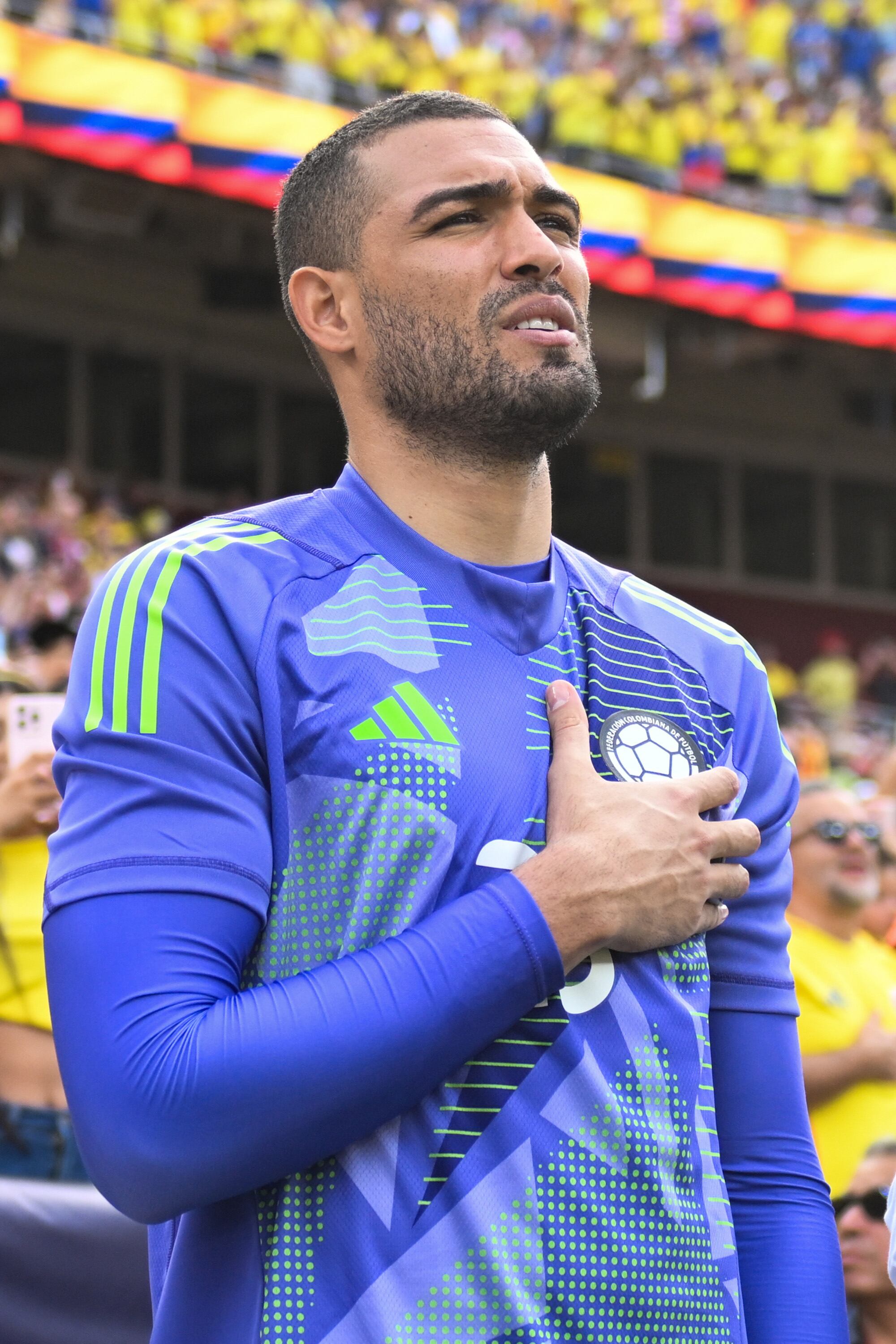 LANDOVER, MARYLAND - 8 DE JUNIO: Álvaro Montero # 25 de Colombia representa el himno nacional antes del partido entre Colombia y USMNT en Commanders Field el 8 de junio de 2024 en Landover, Maryland. (Foto de Stephen Nadler/ISI Photos/Getty Images)