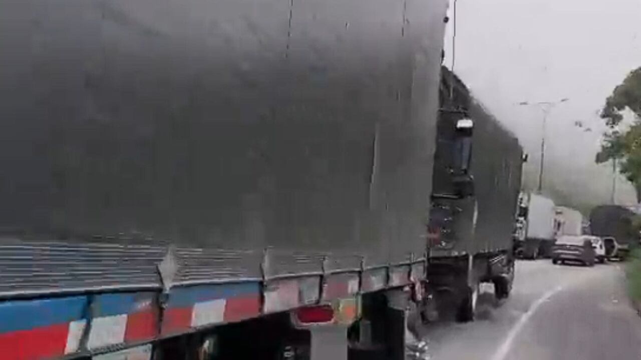 Camiones detenidos en la vía al mar, a la altura de El Saladito, por bloqueos derivados de protestas contra la minería ilegal en los Farallones.