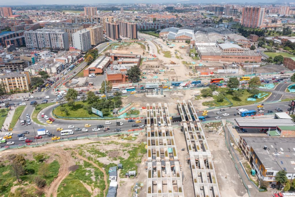 La vía contará con dos puentes peatonales y puentes vehiculares en las intersecciones sobre las avenidas Ciudad de Cali y Boyacá.