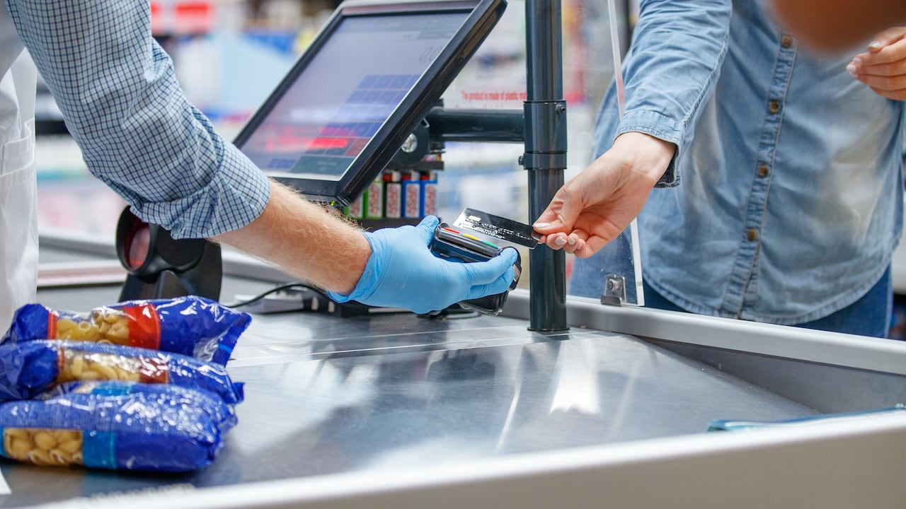 Las compras con tarjeta de crédito tendrán un menor costo debido a la disminución en las tasas de interés por parte de los bancos.