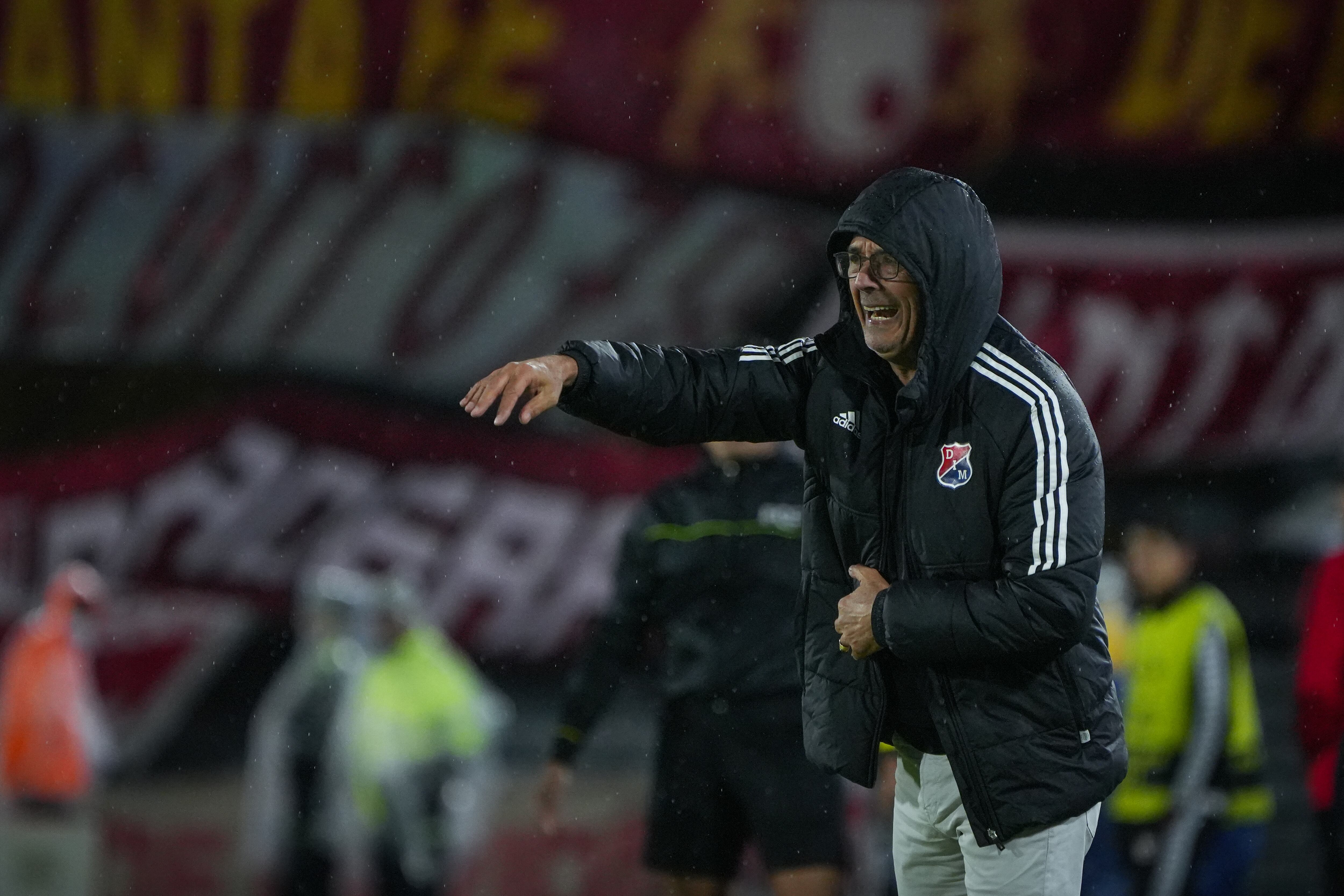 Alfredo Arias, técnico del Medellín, el pasado 2 de agosto en la derrota de su equipo ante Santa Fe en Bogotá