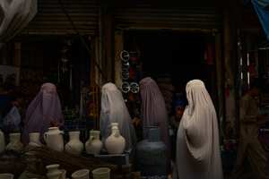 KANDAHAR - 27 DE MAYO: Mujeres caminan por las calles de la ciudad de Kandahar, en el sur de Afganistán, el 27 de mayo de 2023 (Foto de Elise Blanchard para The Washington Post vía Getty Images).