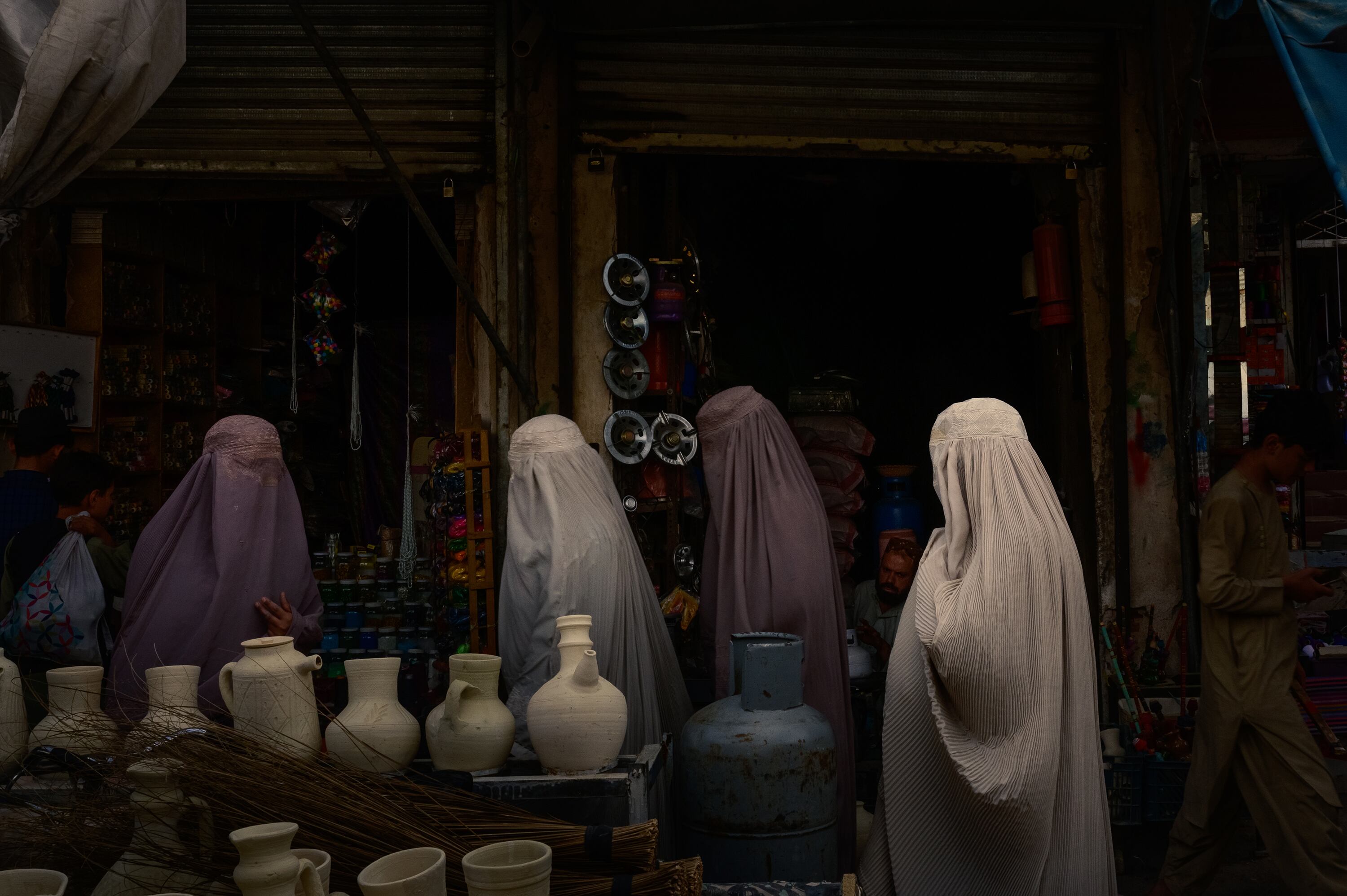 KANDAHAR - 27 DE MAYO: Mujeres caminan por las calles de la ciudad de Kandahar, en el sur de Afganistán, el 27 de mayo de 2023 (Foto de Elise Blanchard para The Washington Post vía Getty Images).