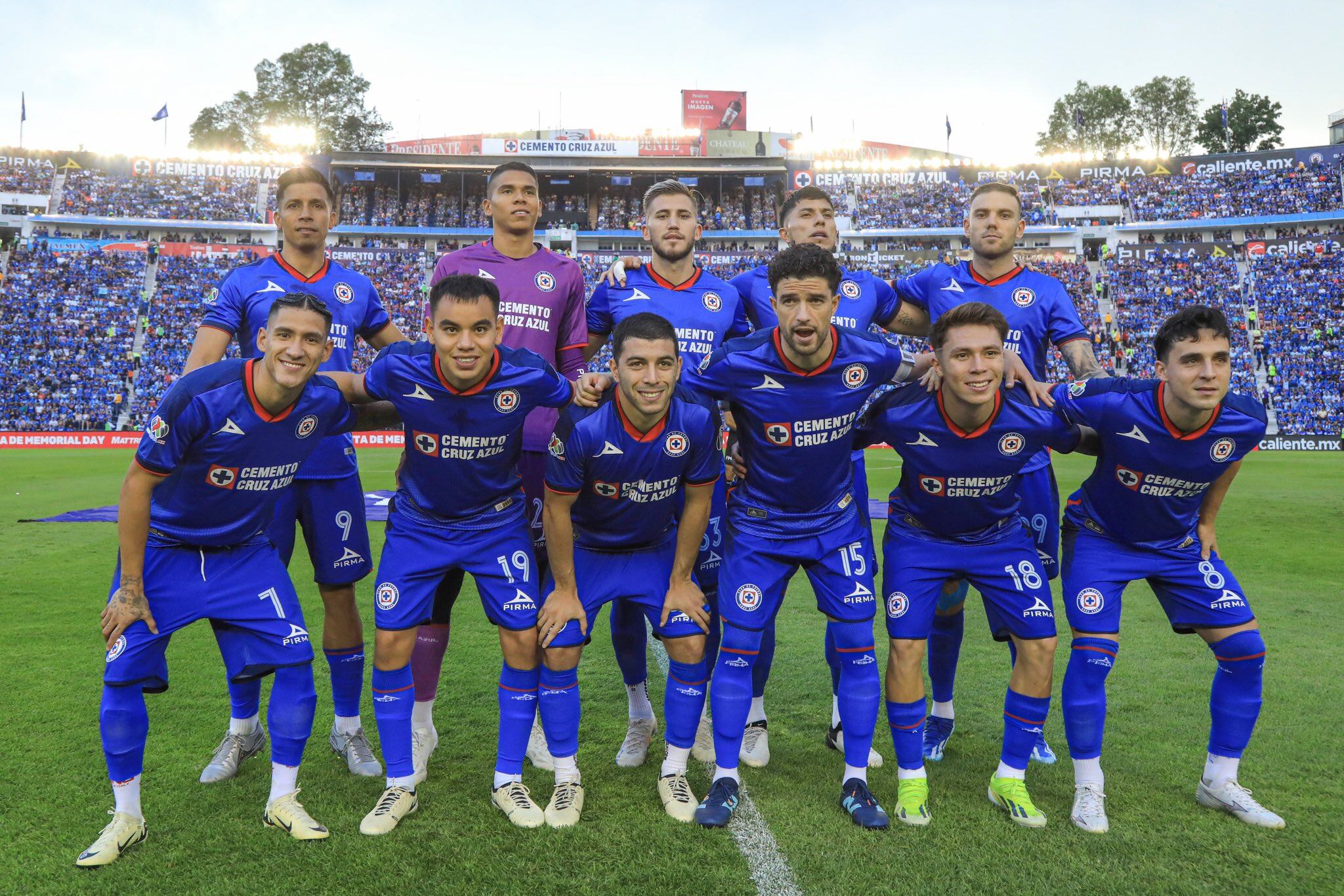 Kevin Mier (morado) en el equipo titular del Cruz Azul durante el partido de vuelta de las semifinales de la liga mexicana del 2024 contra Monterrey en la Ciudad de México.