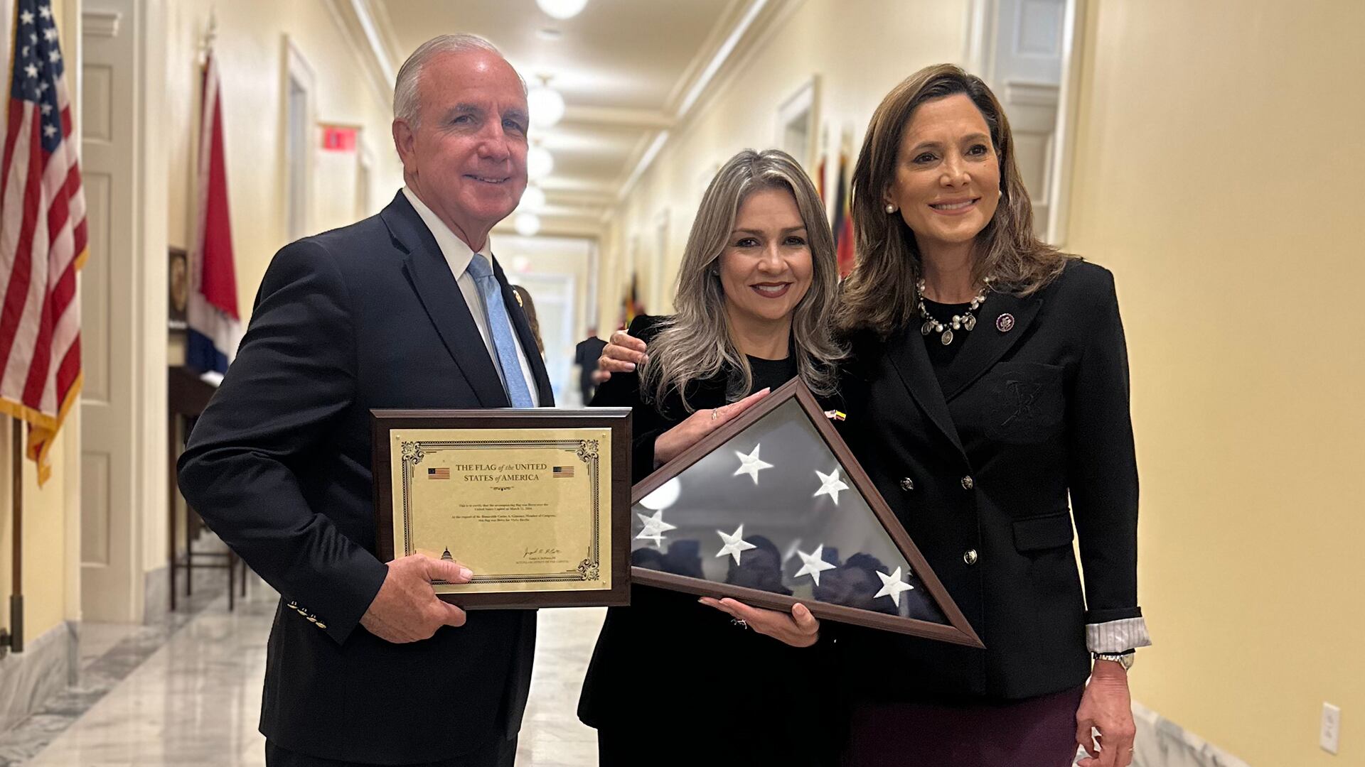 Vicky Davila y Carlos A. Giménez, Congresista de los Estados Unidos
Distrito 28 de la Florida Capitolio EEUU
Washington  18 abril 2024