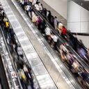 Así se ven las escaleras mecánicas de una estación de tren en Hong Kong.
