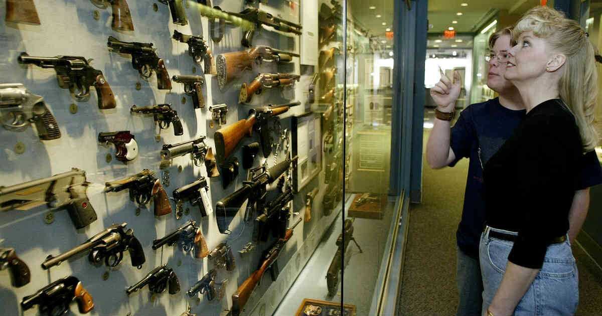 La Segunda Enmienda consagrada en la Constitución adoptada desde 1787 mantiene vivo el porte legal de armas en Estados Unidos. 