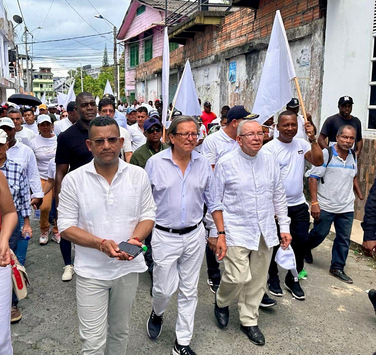 Luis Alfonso Escobar, gobernador de Nariño, Armando Novoa, jefe de la delegación del Gobierno ante la Segunda Marquetalia, y monseñor Héctor Fabio Henao.