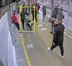 conductor subió la moto a Transmilenio y lo multaron