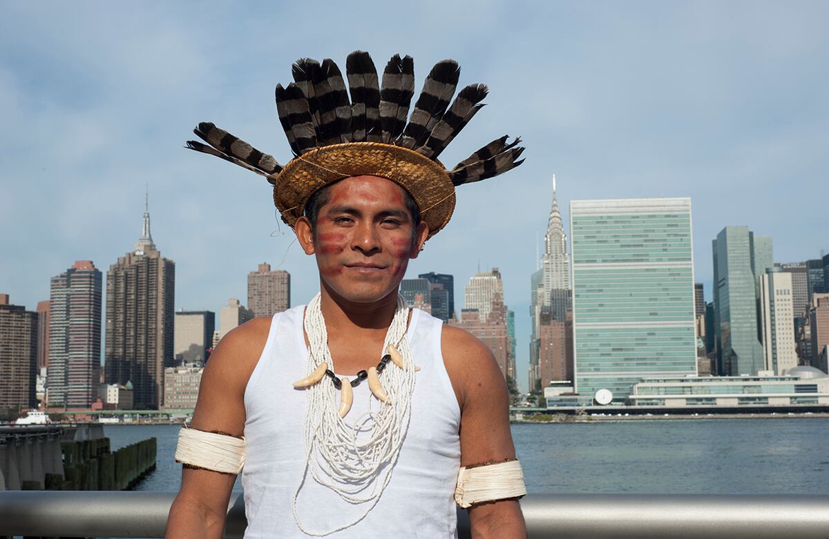 La mañana del jueves 25 de septiembre, la fotógrafa recogió a Tanimuca en un hotel en Long Island y de ahí viajó a bordo de un taxi hasta dos lugares para hacer las tomas. La primera estación fue el parque estatal Gantry Plaza, ubicado al occidente de Queens, a orillas del East River. Tanimuca traía en la cabeza un tradicional gorro de plumas, y en el cuello, un collar. (Foto: Romina Hendlin) 