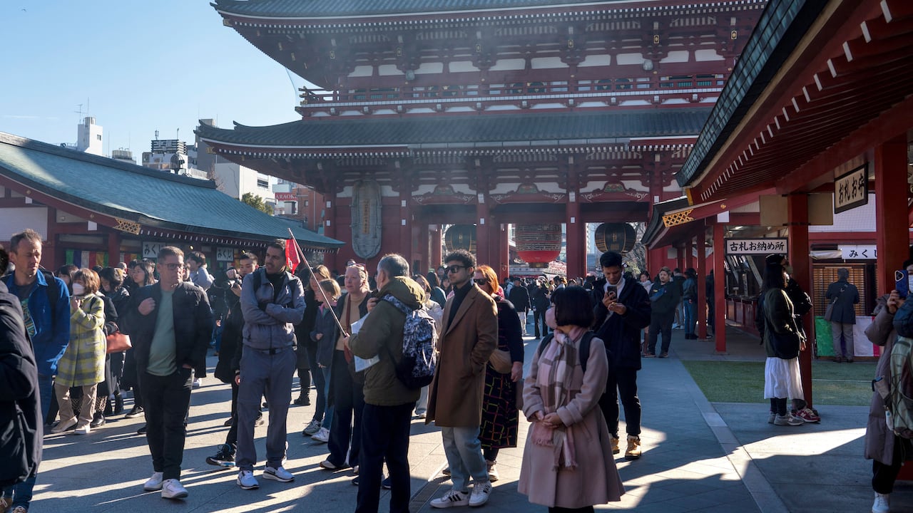 Turismo desbordado en Japón: trabajadores se ven obligados a dormir en hoteles cápsula