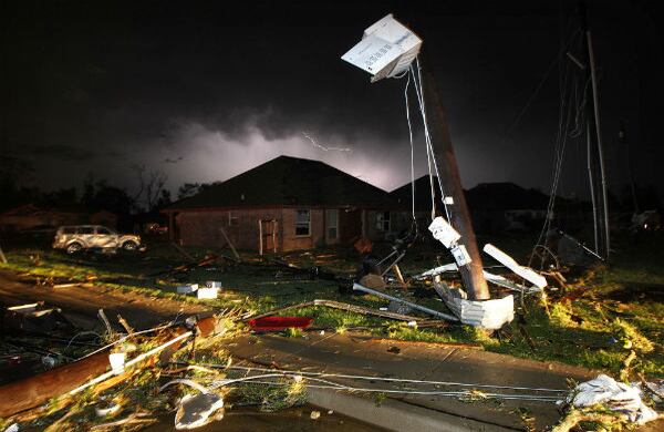 El cielo se ilumina durante una tormenta eléctrica que azotó a Cleburne (Texas, EE.UU.), luego de que pasara un tornado. (AP)