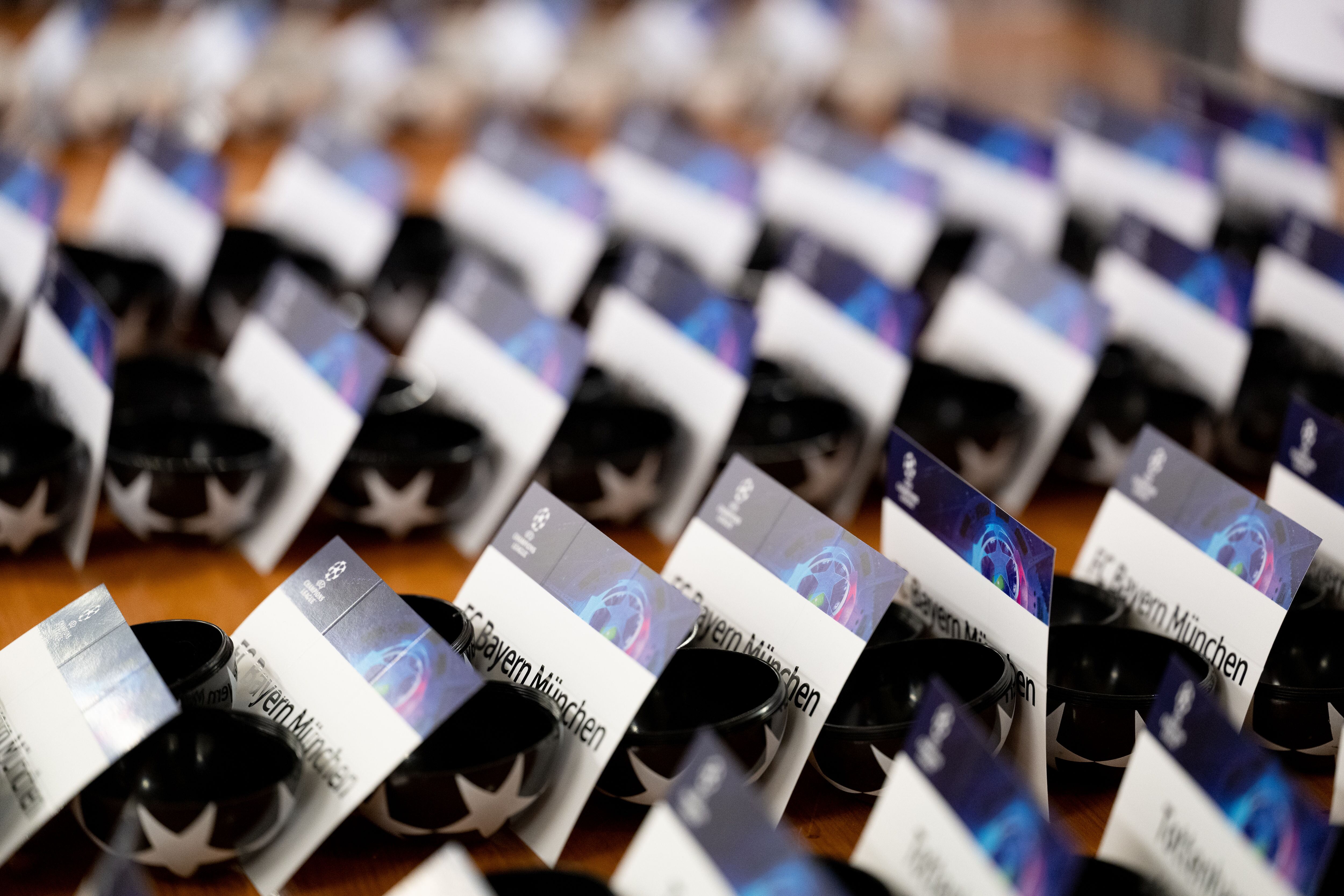 Balotas de Champions League para el sorteo de la liguilla.