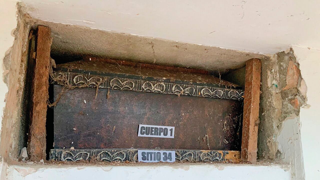 El genetista Germán Calderón se embarcó en una misión de una semana en la que se internó en el laboratorio de la Universidad Sam Houston con el propósito de realizar el análisis de muestras óseas para la extracción de material genético. 