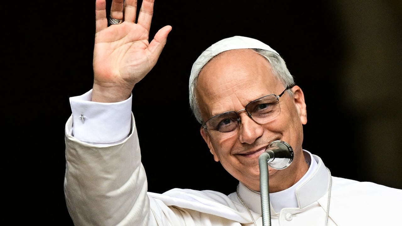 El Papa León XIV saluda cuando llega para la oración del Ángelus en la Piazza della Liberta (Plaza de la Libertad) frente al Palazzo Apostolico (Palacio Apostólico) en la finca papal de verano en Castel Gandolfo, a 40 km al sureste de Roma, el 13 de julio de 2025.