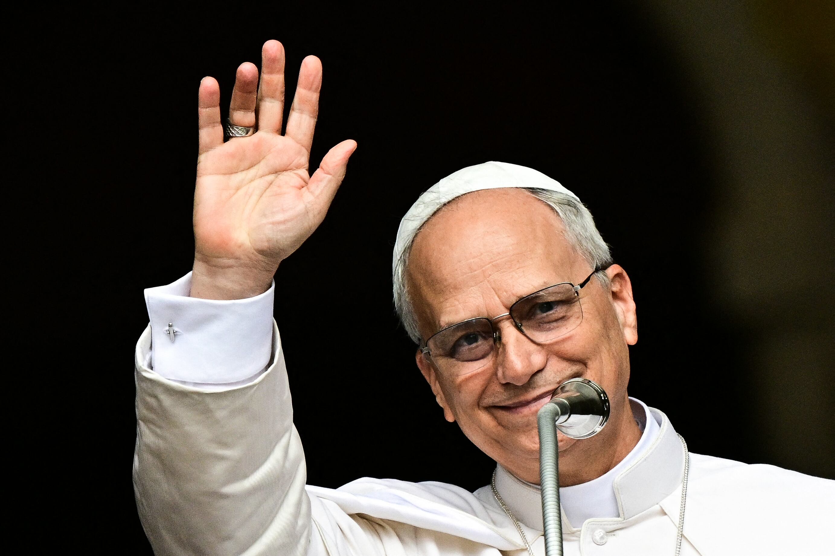 El Papa León XIV saluda cuando llega para la oración del Ángelus en la Piazza della Liberta (Plaza de la Libertad) frente al Palazzo Apostolico (Palacio Apostólico) en la finca papal de verano en Castel Gandolfo, a 40 km al sureste de Roma, el 13 de julio de 2025.
