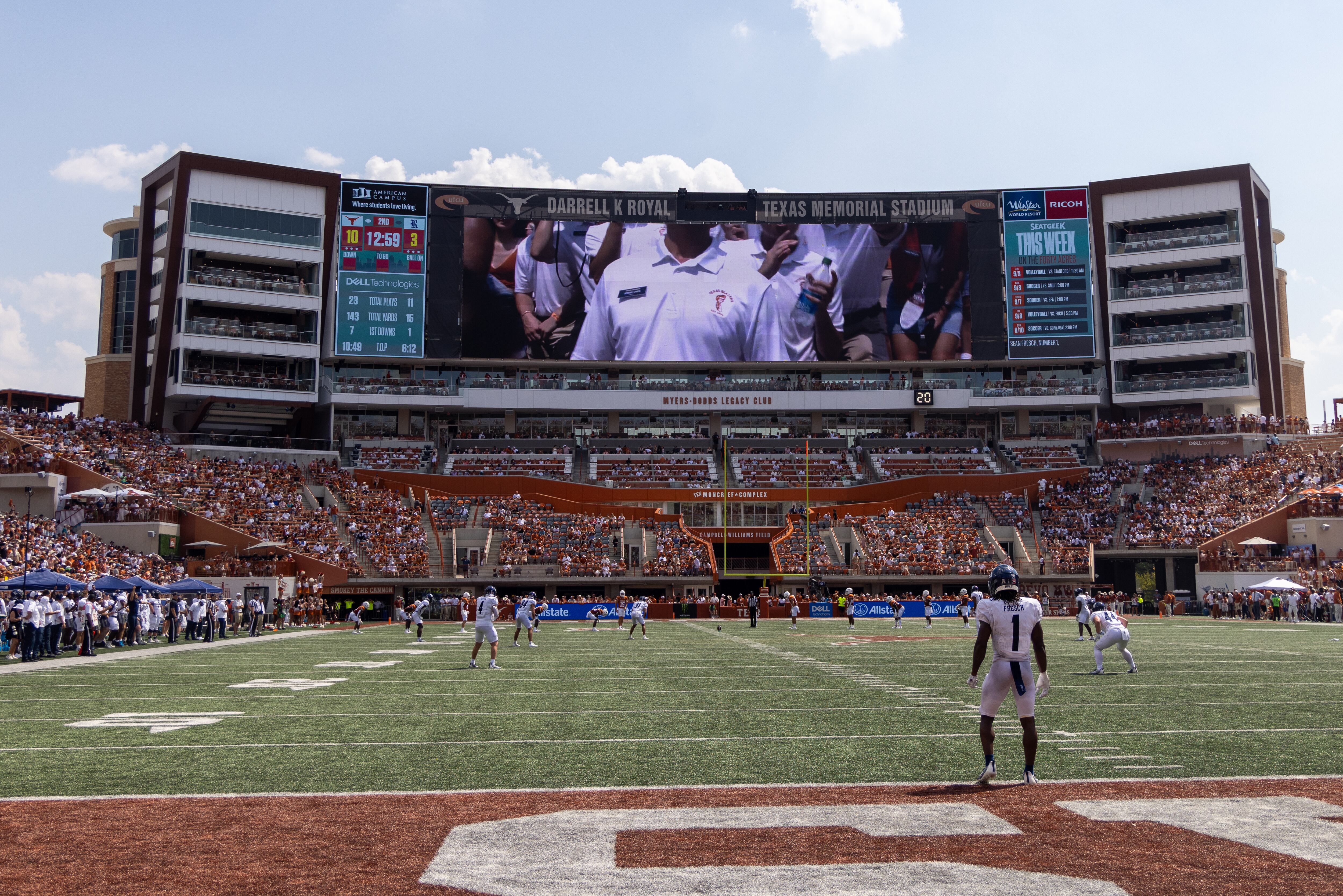 El cornerback de Rice Owls Sean Fresch (1) espera el inicio durante el partido de fútbol americano universitario entre Texas Longhorns y Rice Owls el 2 de septiembre de 2023, en el Darrell K Royal-Texas Memorial Stadium en Austin, TX. (Foto de David Buono/Icon Sportswire vía Getty Images)
