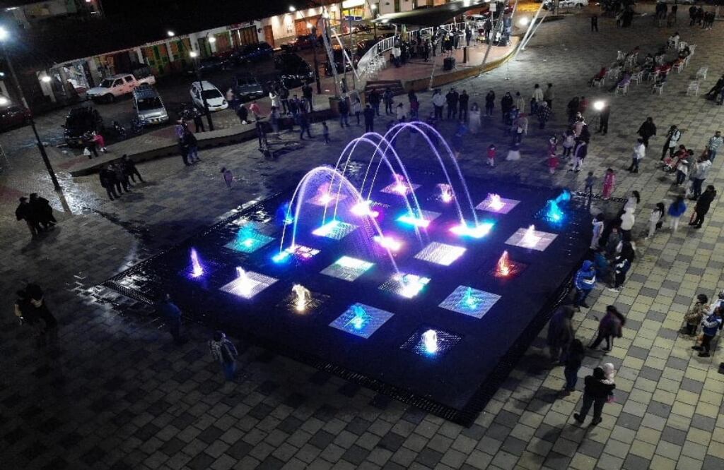 La fuente cuenta con un llamativo diseño y un potente sistema de chorros interactivos que permite múltiples movimientos e intensidades del agua, conformado por chorros tipos pantalla, más conocidos como abanicos y chorros tipo túnel. El proyecto duró siete meses en construirse y requirió de una inversión de más de 250 millones de pesos.