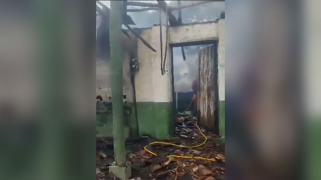 Hombres que dijeron pertenecer al ELN quemaron la casa.