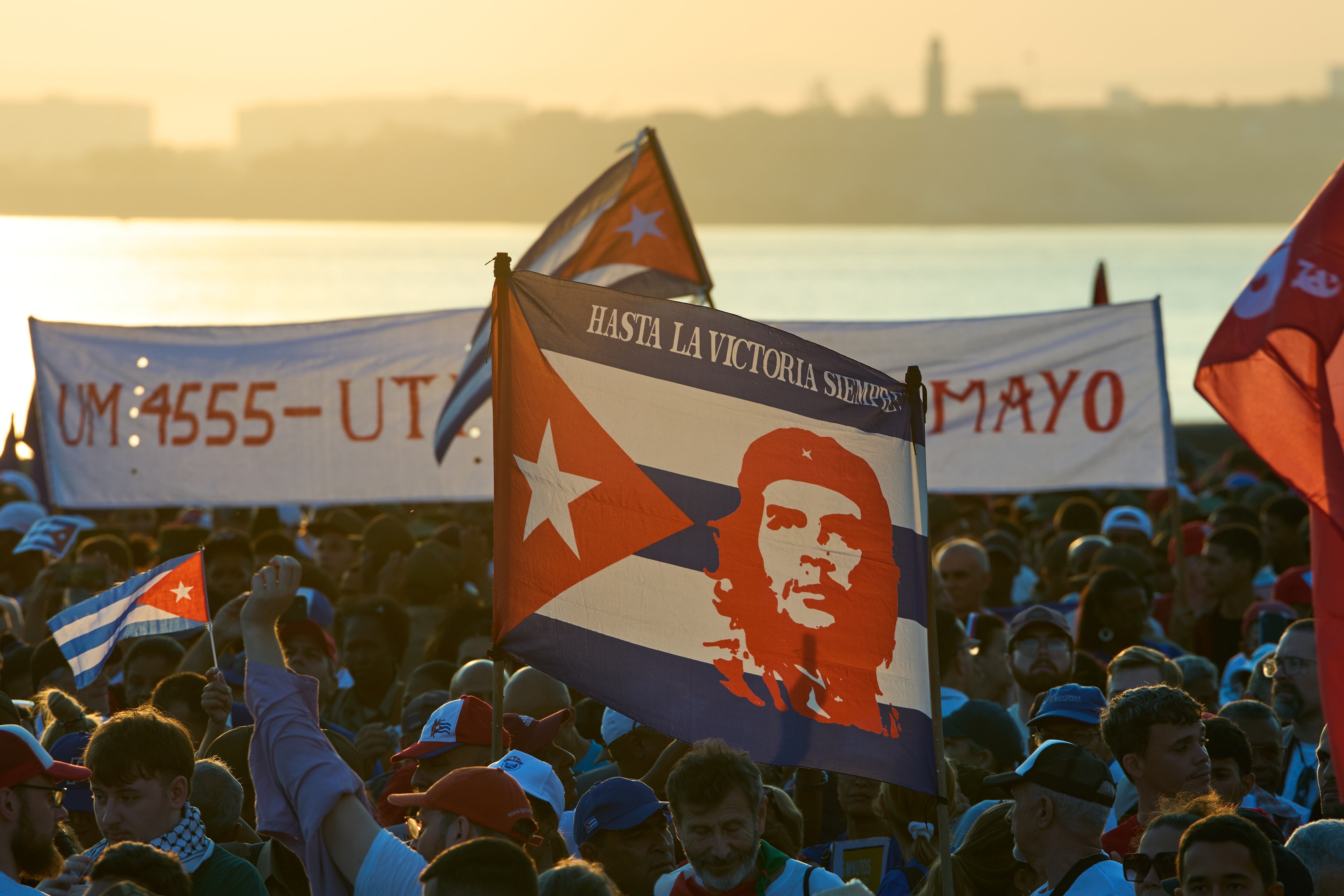 Personas participan en una marcha con motivo del Día Internacional de los Trabajadores en la Plaza Antiimperialista José Martí en La Habana, Cuba.