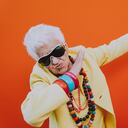 Retratos divertidos de la abuela. Anciana mayor vistiendo elegante para un evento especial. modelo de moda de la abuela sobre fondos de color