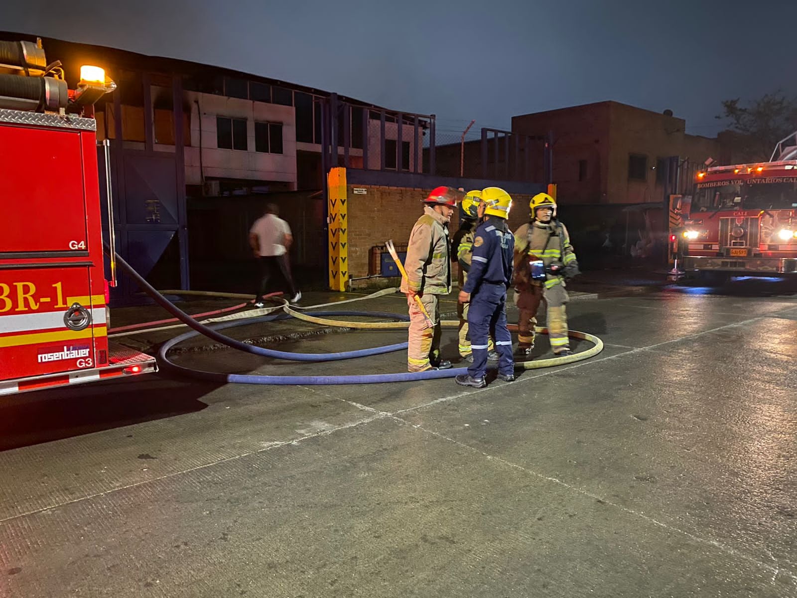 Fue necesaria la intervención de los Bomberos de Cali y Yumbo para controlar las llamas.