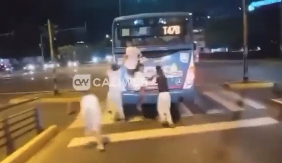 Los menores se lanzaron del bus en pleno movimiento.