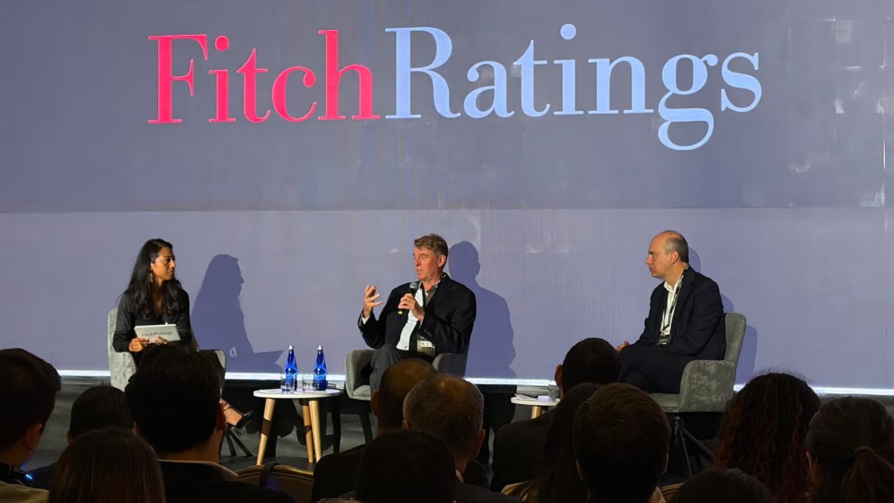 De izquierda a derecha: Iris Pérez, country head de la Región Andina de Fitch; Richard Francis, cohead de las Américas de Fitch; y José I. López, presidente de Anif.