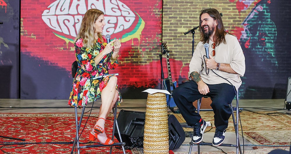 Leila Cobo junto a Juanes.