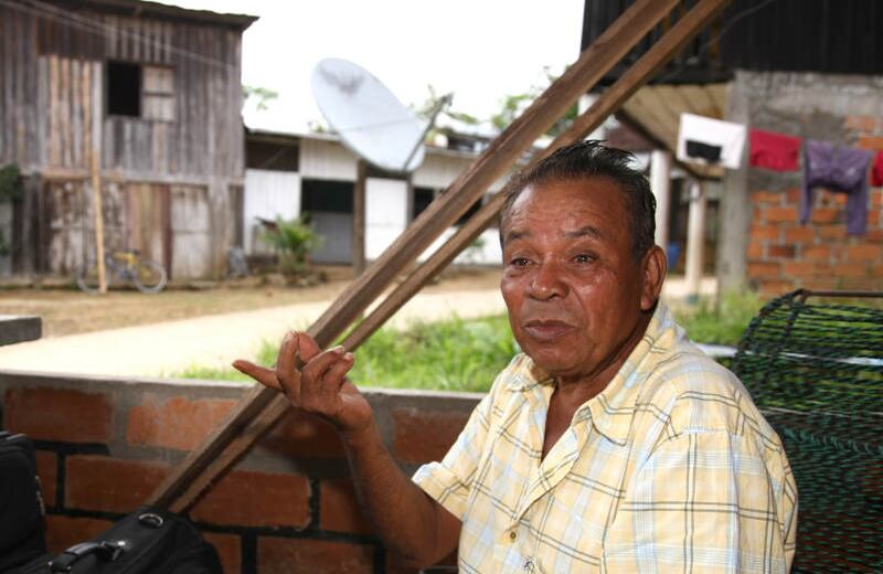 Rafael Porras, fundador de la Asociación de Indígenas y Campesinos de l Pedrera, un corregimiento del Amazonas, dice que la región ha sobrevivido de bonazas. Trabajó con las caucherías, luego con los vendedores de pieles de animales exóticos y  ahora con el bachillerato del pueblo. ““Todos los pecados que aquí hemos cometido han sido por inocencia”, reconoce. 